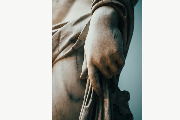Detail antické sochy s rukou