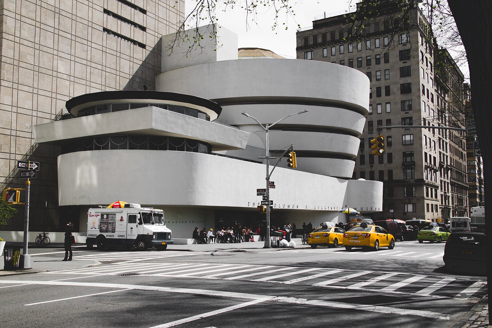 Guggenheimovo muzeum v New Yorku u rušné křižovatky se žlutými taxíky