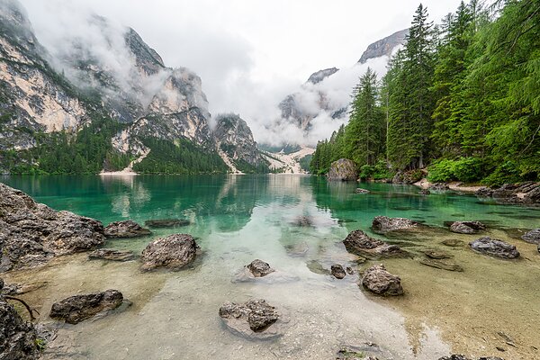 Tyrkysové horské jezero v mlze