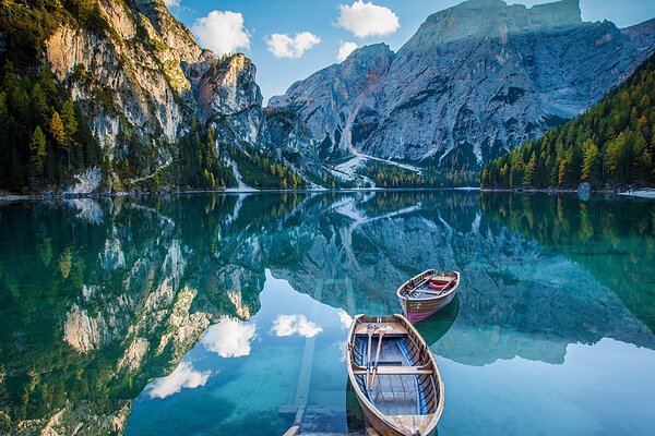 Horské jezero s loďkami